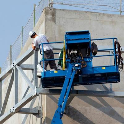 Uomo Sulla Macchina Di Sollevamento In Citta 268835 380