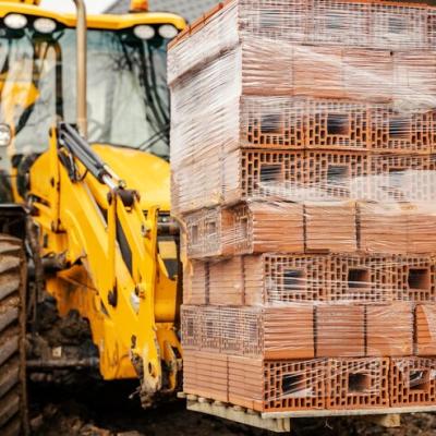 Un Mucchio Di Mattoni Di Sollevamento Del Paranco Sul Cantiere 232070 17450