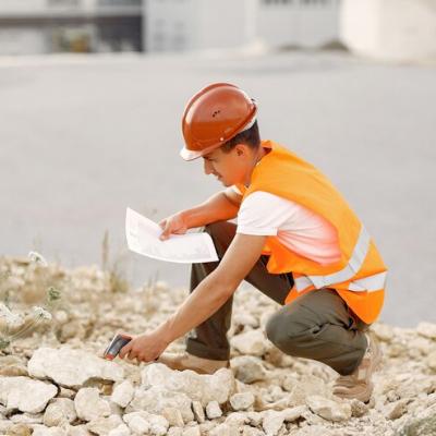 Ingegnere In Un Casco Che Fa Una Pausa La Fabbrica 1157 35548